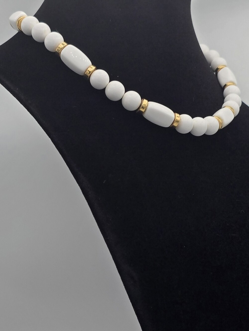 Classy Vintage Signed Napier White Bead With Gold Accent Necklace - Picture 6 of 8